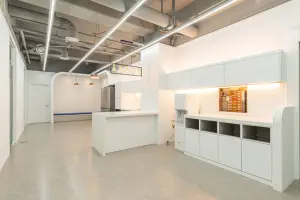 와인셀러를 갖춘 모던 오피스 팬트리 공간